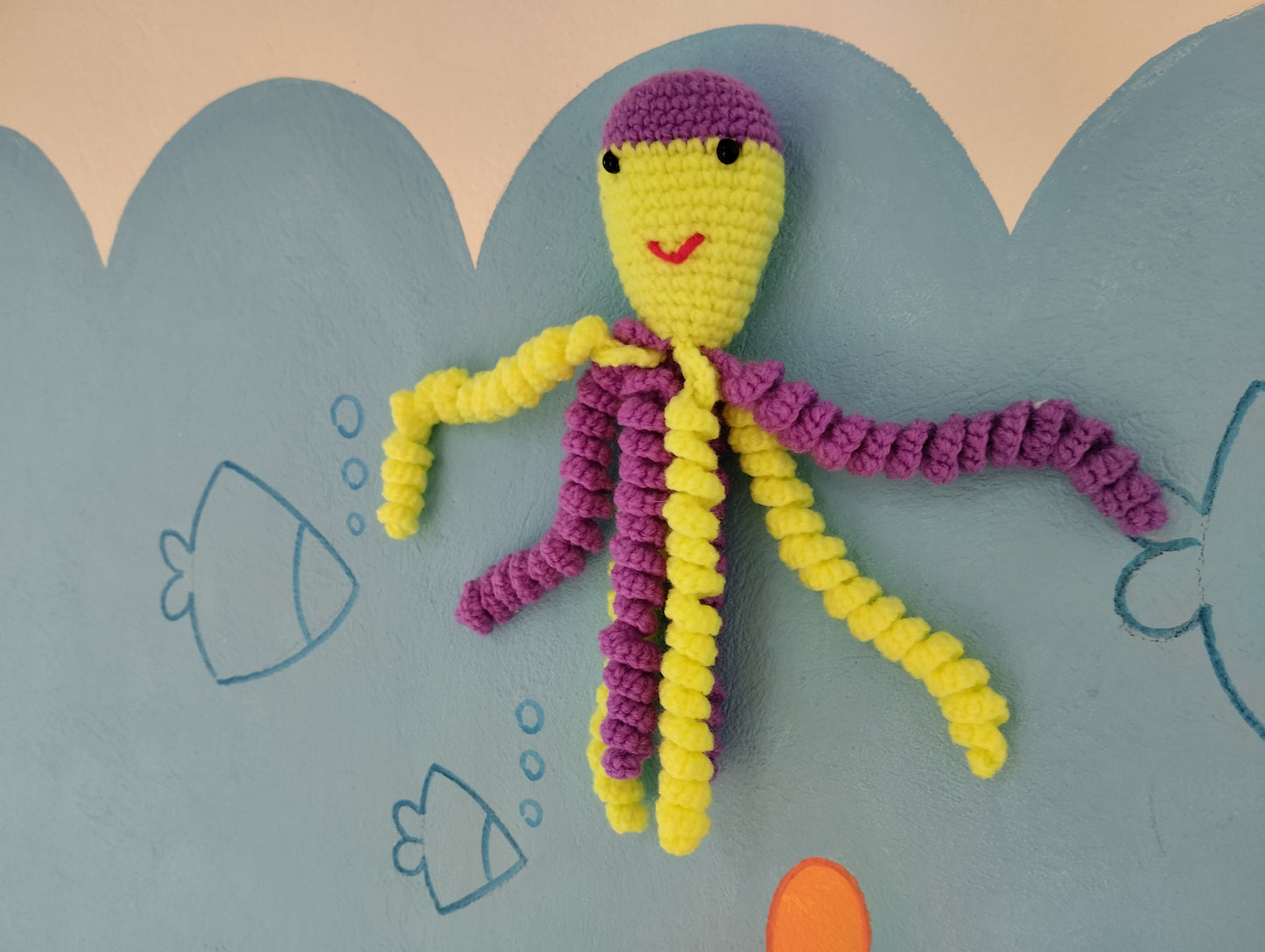 Amigurumi de personaje Pulpo amarillo con morado